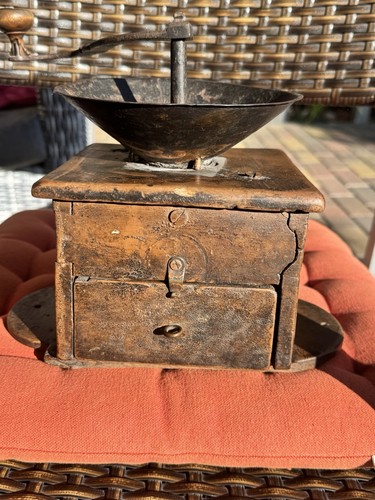 Antike kaffeemühle aus holz - kaffeemühle,