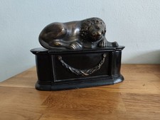 Antik  schlafender Löwe